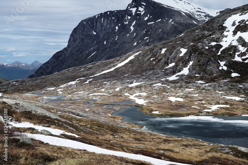 Norwegen, Route zu den Trollstigen, Berg mit Bergsee © Ziska