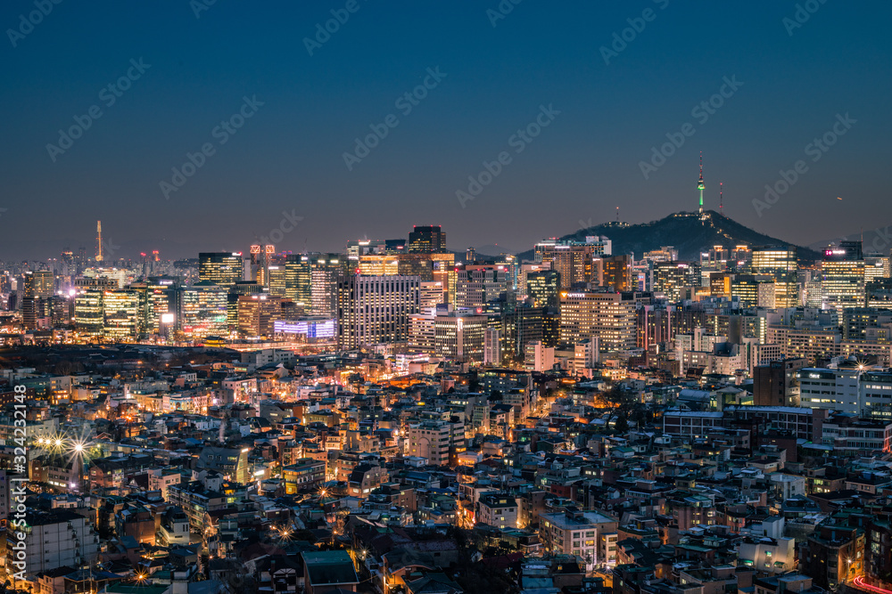 Fototapeta premium 인왕산에서 바라본 서울 도심 낮 풍경과 밤 (야경) 뷰 Seoul Day and Night Skyline from Inwangsan Mountain