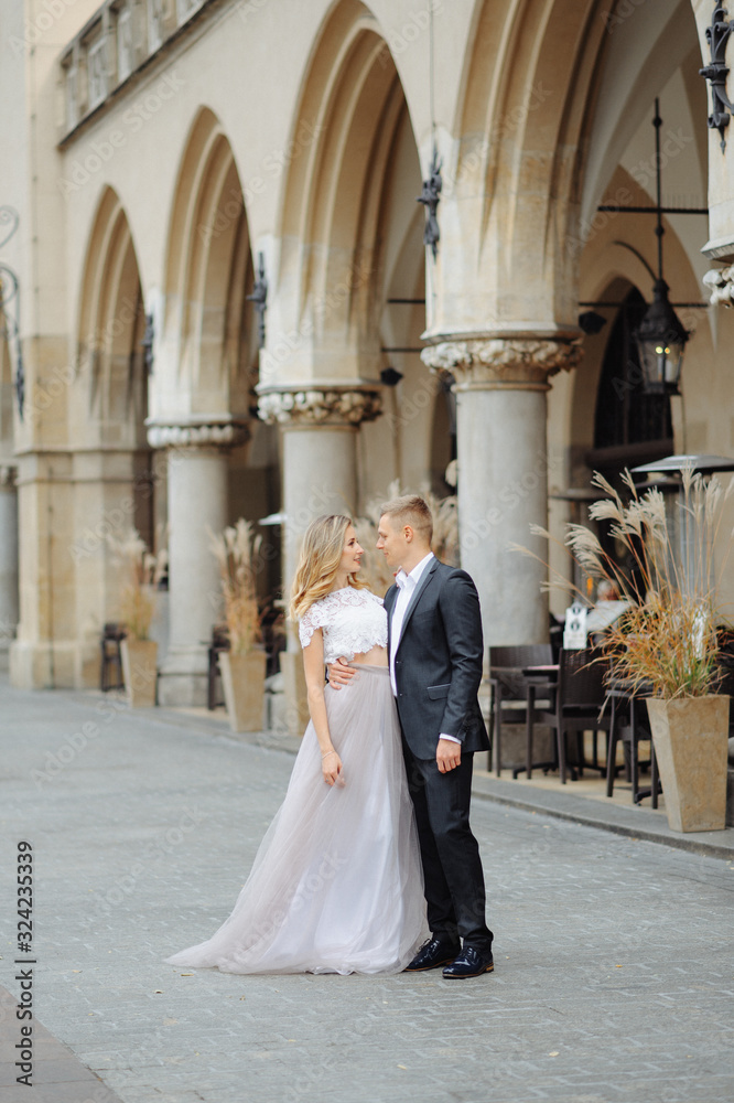 Obraz premium Two lovers walk along Krakow