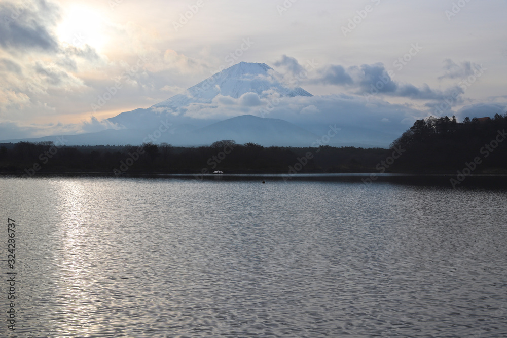 【山梨県 観光名所】精進湖の湖面に映る富士山