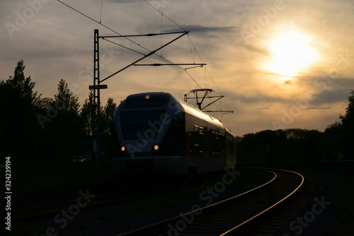 Zug Eisenbahn Dämmerung Sonnenuntergang Abendlicht warme Farben Transport Verkehr Sehnsucht Fernweh Iserlohn Deutschland Sauerland Express Triebwagen