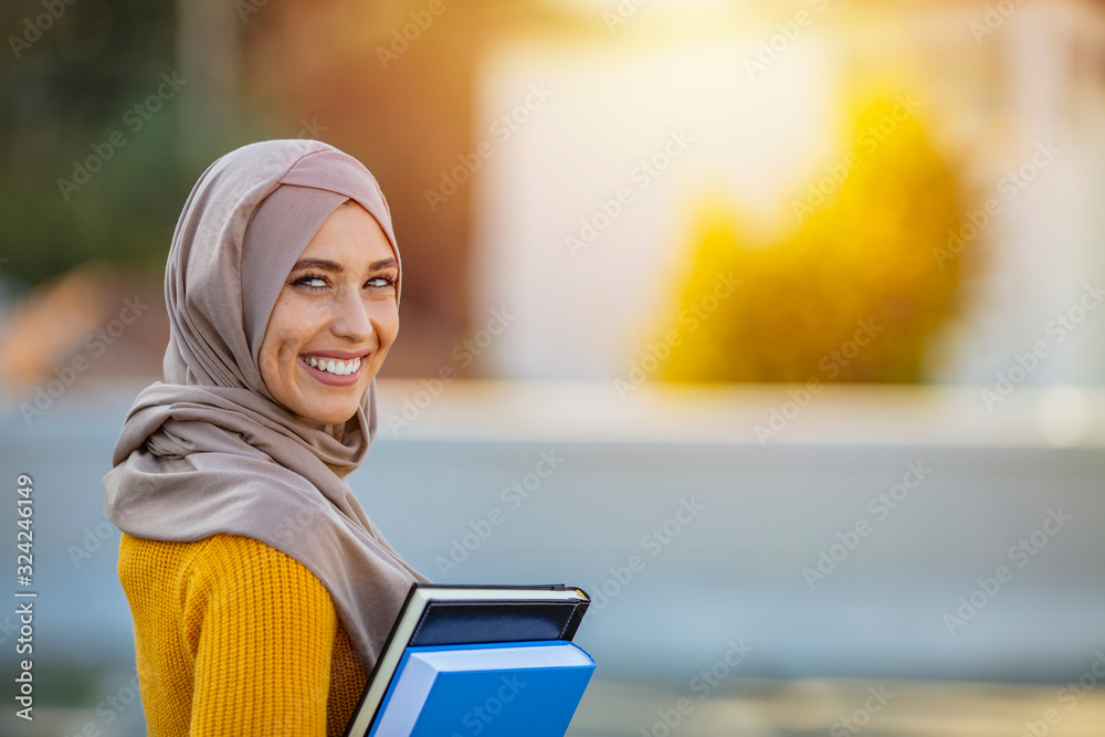 Φωτογραφία Portrait of young muslim woman wearing hijab head scarf in city while looking at camera