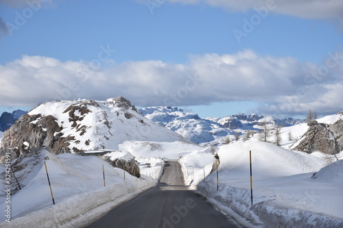 Südtirol, Belluno,  Valparolasattel, Valparolapass, Passo di Valparola, Tofana, Cunturinesspitze, Puezgruppe, Straße, Passstraße, Bergstraße, Schneeverwehung, Sella, Sellagruppe, Schneewand, verschnei photo