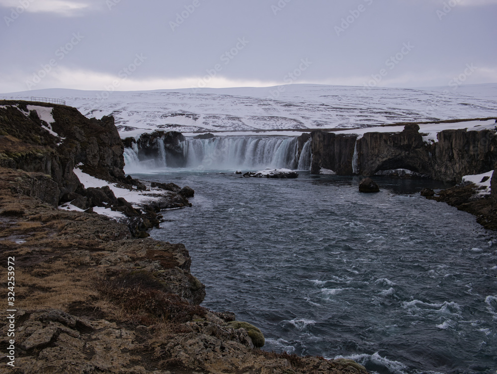 Verschneite Berge am Godafoss Wasserfall in Island Verschneite Berge am Godafoss Wasserfall in Island