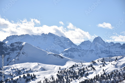 Südtirol, Belluno,  Valparolasattel, Valparolapass, Passo di Valparola, Tofana, Cunturinesspitze, Puezgruppe, Straße, Passstraße, Bergstraße, Schneeverwehung, Sella, Sellagruppe, Schneewand, verschnei photo