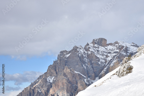 Südtirol, Belluno,  Valparolasattel, Valparolapass, Passo di Valparola, Tofana, Cunturinesspitze, Puezgruppe, Straße, Passstraße, Bergstraße, Schneeverwehung, Sella, Sellagruppe, Schneewand, verschnei photo