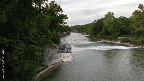 Vista del río Isar en Munich, Alemania 