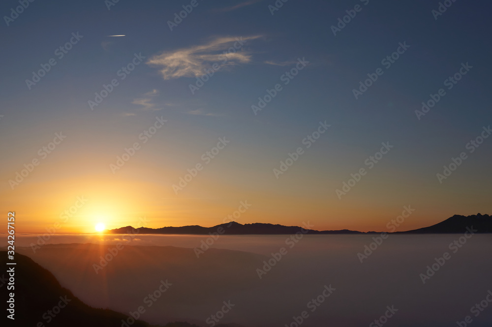 熊本県阿蘇市大観峰から見た雲海と朝日。