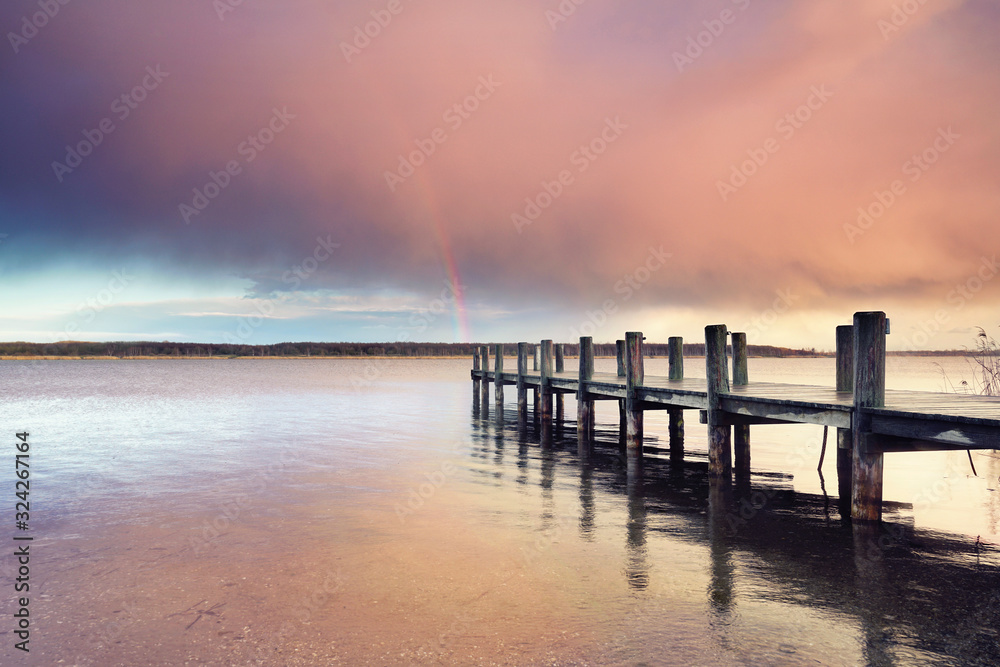 Obraz premium Regenbogen am Seeufer