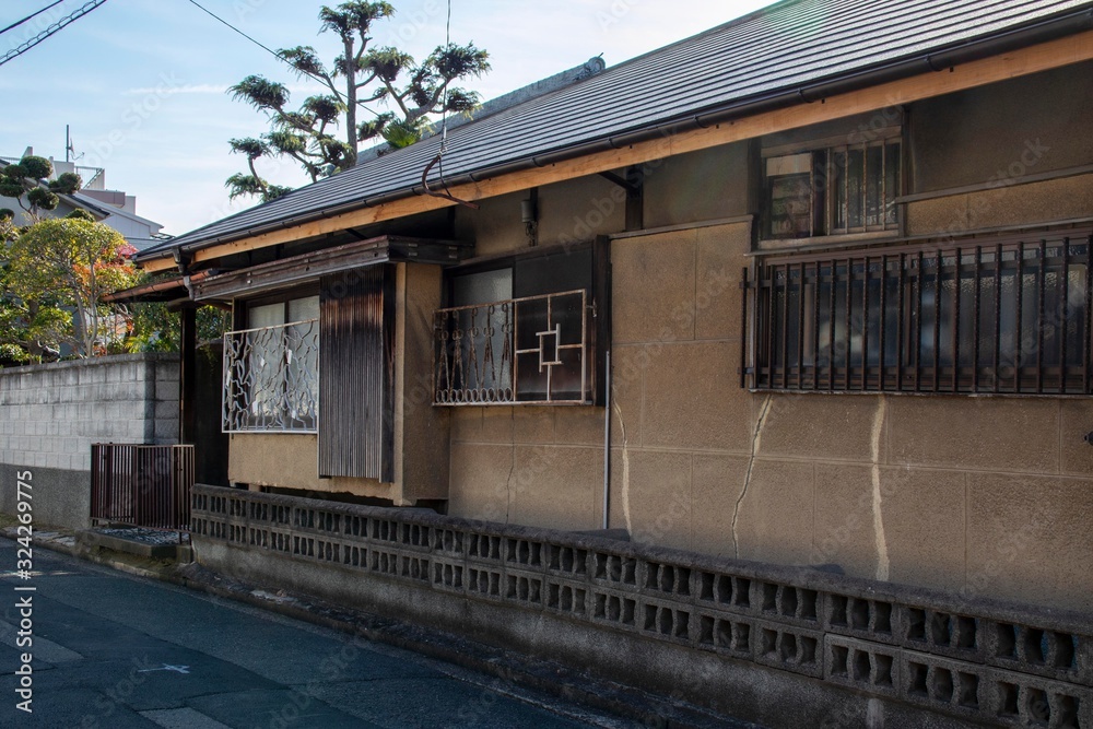 日本の老朽化した古い家