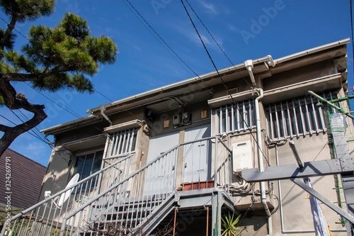 日本の老朽化した古いアパート