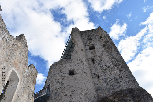 Andraz, Burg Andraz, Schloss Andraz, Schloss Buchenstein, Castello Buchenstein, Falzarego, Belluno, Italien, Buchenstein, Ruine, Lost Place, Gebirge, Dolomiten, Fenster, Mauer, Turm, verfallen, Mittel photo