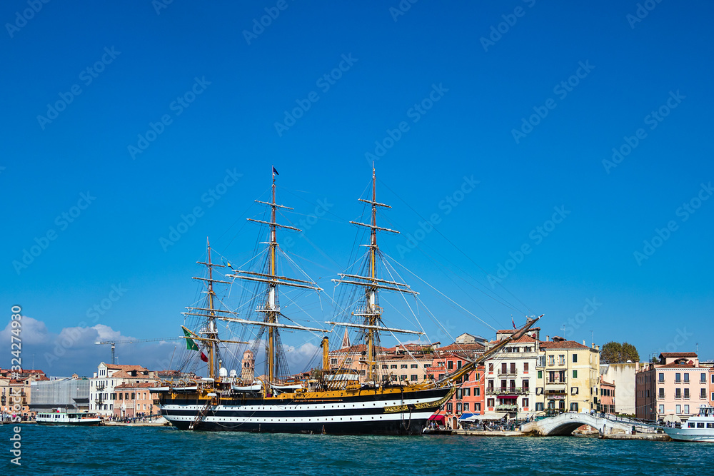 Segelschiff und Gebäude in Venedig, Italien