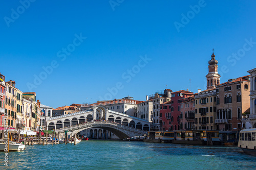 Blick auf die Rialto Brücke in Venedig, Italien © Rico Ködder