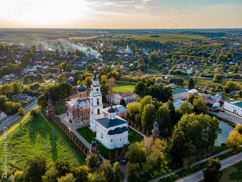 Fotografia Volokolamsk Kremlin at golden hour, in the frame Orthodox churches and beautiful summer nature, in the background a village and smoke from the chimneys