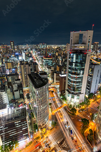 日本の風景、大阪梅田の街、御堂筋と曽根崎通りの交差する梅新交差点