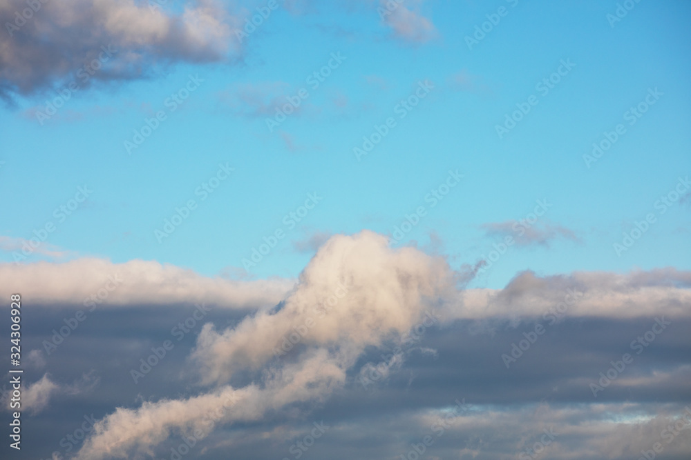 Blaue Himmel mit Regenwolken.