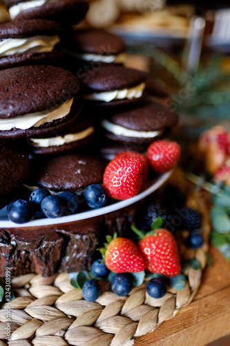 Galletas hechas a mano con frutas, chocolate y nata