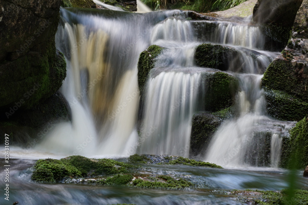 Bodewasserfälle Bachlauf mit kleinen Wasserfällen im Nationalpark Harz