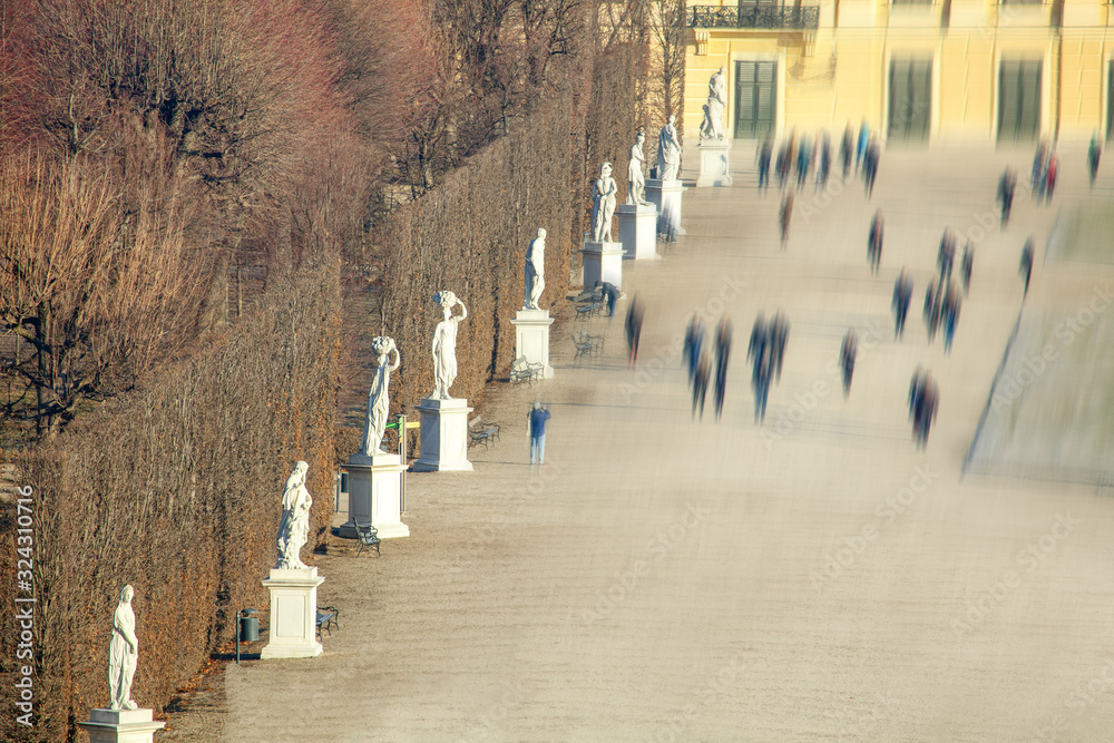 Obraz premium people walking in the Viennese park 