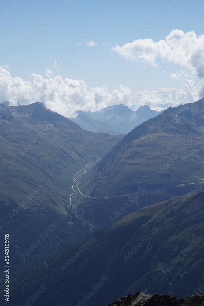 grüne Berglandschaft in den Alpen Ötztal