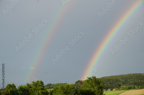 Regenbogen über Getreidefeld