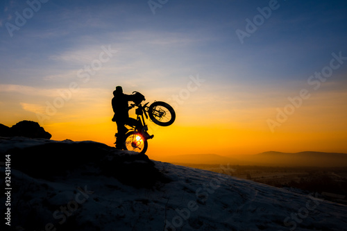 rowerzysta o wschodzie słońca
