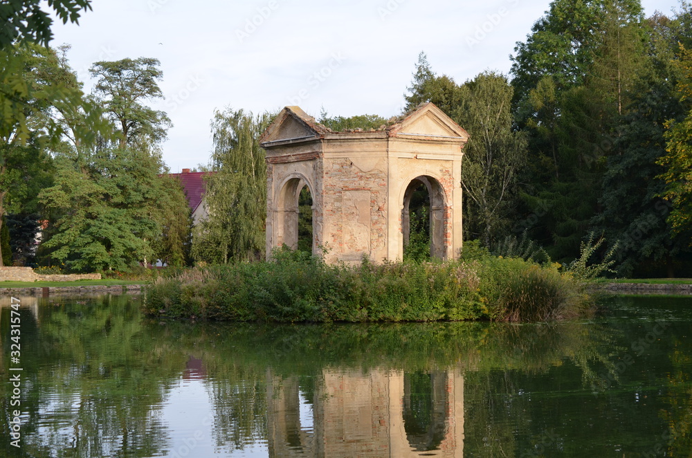 Fototapeta premium Stara pergola murowana na stawie w zespole pałacowym, Mściwojów, Polska