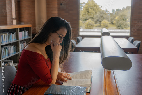 Mujer joven leyendo un libro 