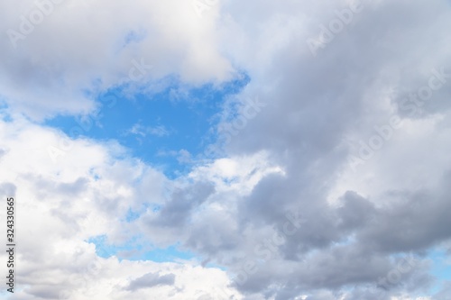 Fotografia Gray and white fluffy clouds on a blue sky background