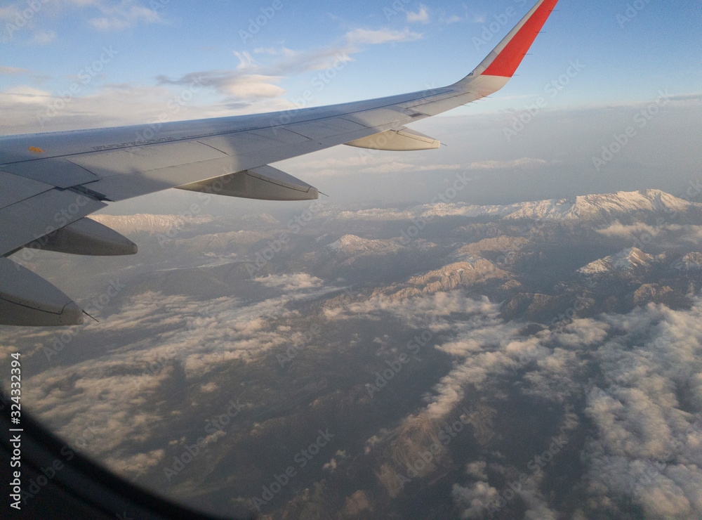 Obraz premium the view from an airplane flying above the clouds