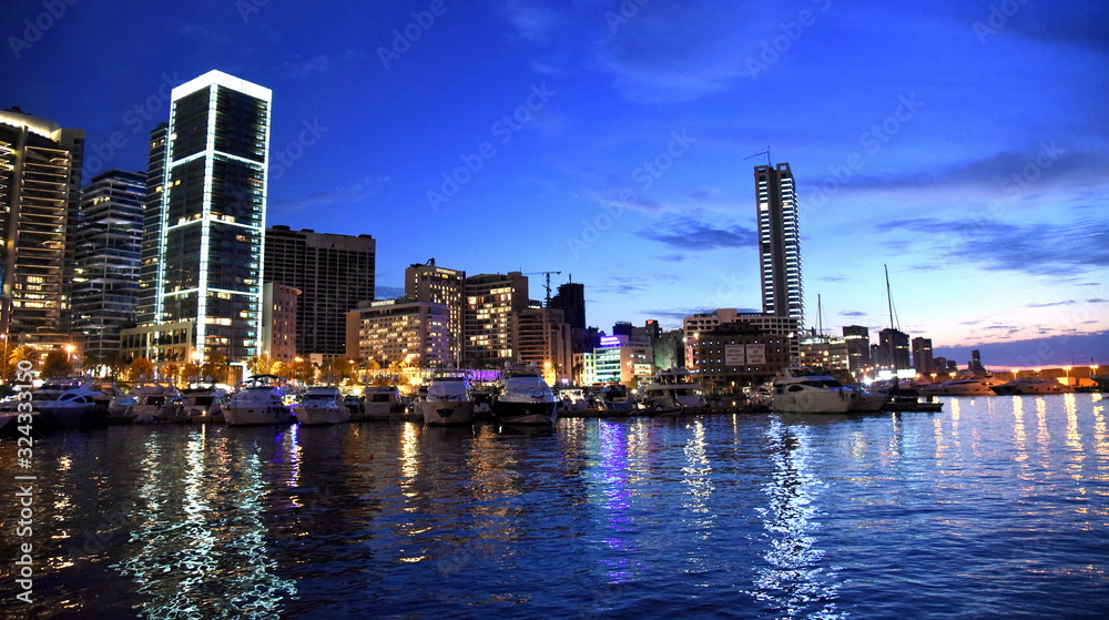 Silhouette der Marina von Beirut im Abendlicht