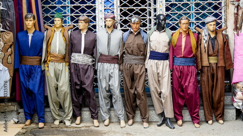 Tableau sur toile Maniquíes con ropa tradicional kurda en Sanandaj, capital del Kurdistán Iraní