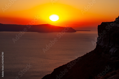 Sonnenuntergang von Fira aus hinter der Caldera von Santorin in Griechenland 