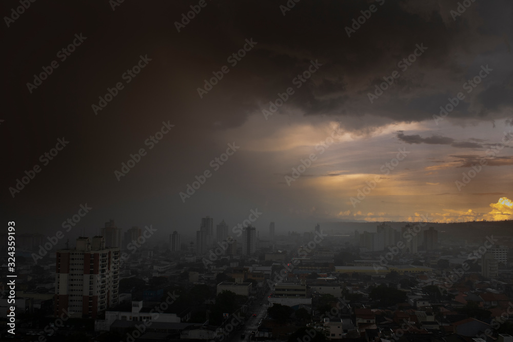 Forte Tempestade chegando no centro da cidade de Suzano, São Paulo - Brasil