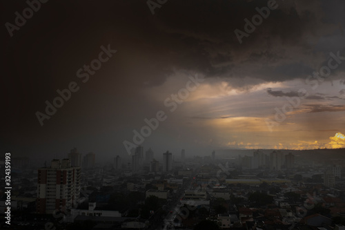 Obraz na plátně Forte Tempestade chegando no centro da cidade de Suzano, São Paulo - Brasil
