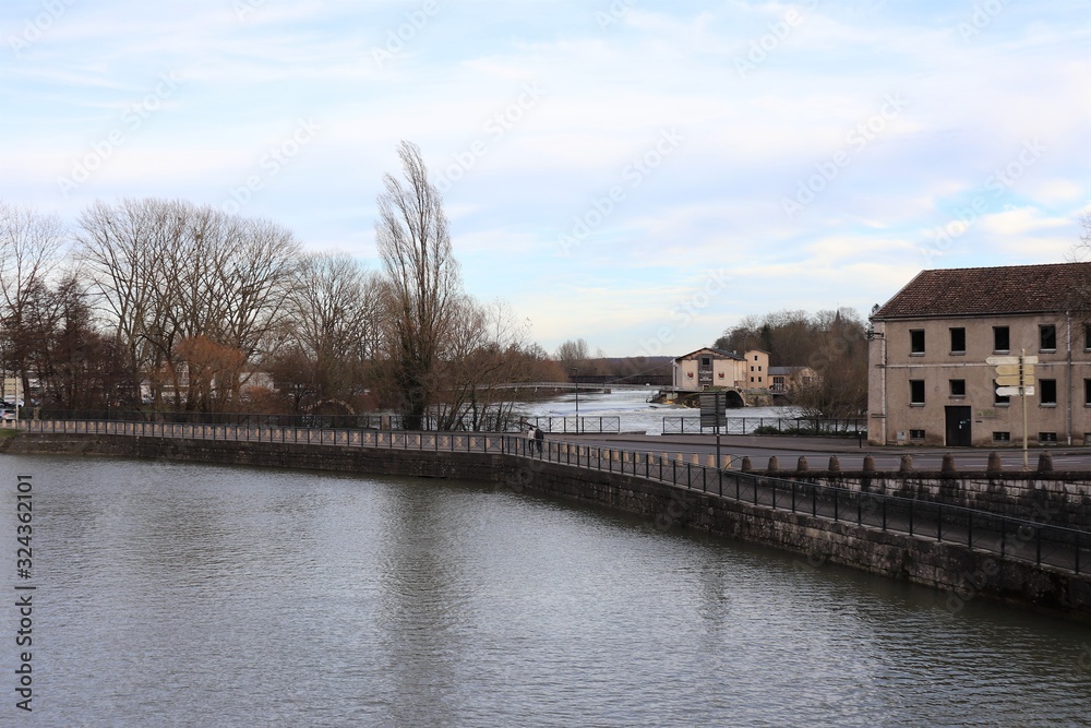 Le canal du Rhône au Rhin dans la ville de Dole - ville de Dole - département du Jura - France
