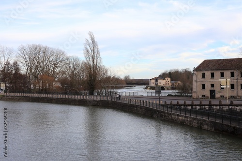 Le canal du Rhône au Rhin dans la ville de Dole - ville de Dole - département du Jura - France © ERIC