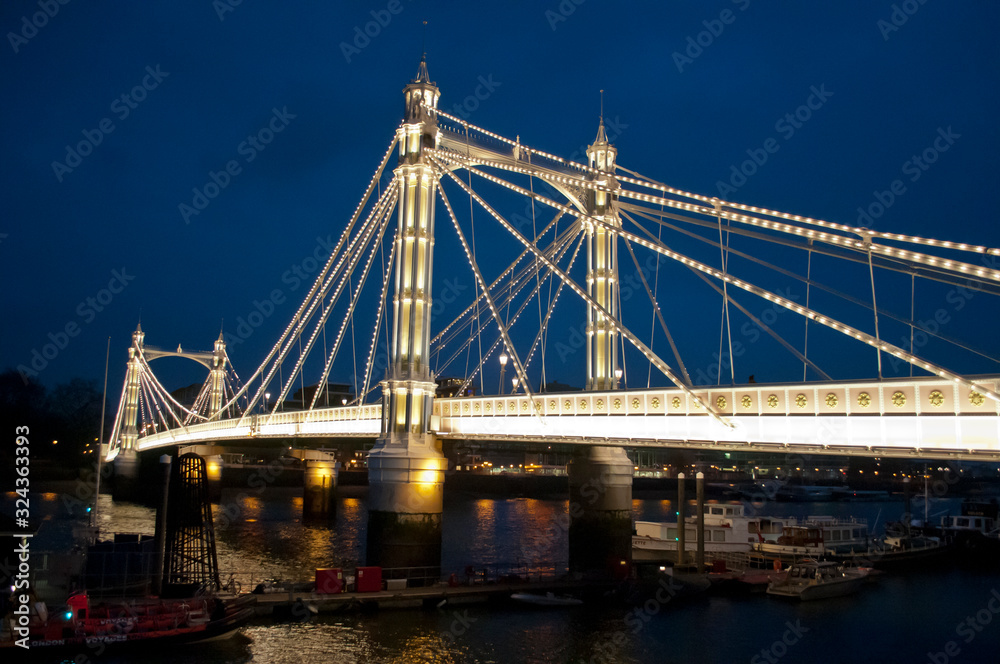 Obraz premium Albert Bridge at night, Chelsea, London, SW3, UK