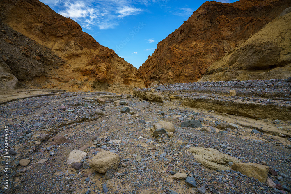Obraz premium hikink the golden canyon - gower gulch circuit in death valley, california, usa