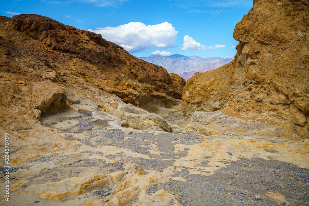 Obraz premium hikink the golden canyon - gower gulch circuit in death valley, california, usa