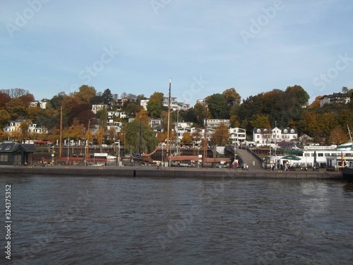 Hamburg Landungsbrücken auf der Elbe