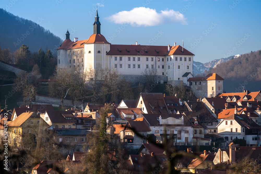 Obraz premium Old Skofja Loka town with castle in winter