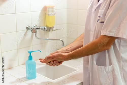 Hygiène hospitalière lavage des mains soignant solution hydro alcoolique photo