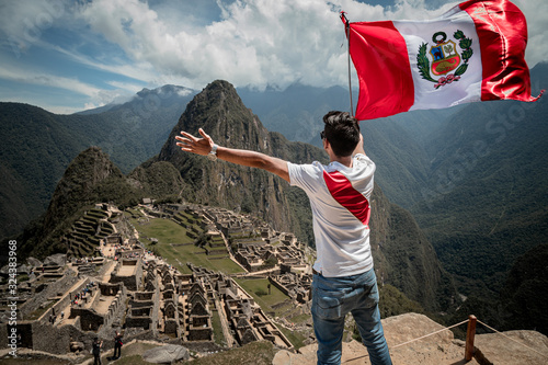 Foto PERUVIAN FLAG FLAMING IN MACHU PICCHU