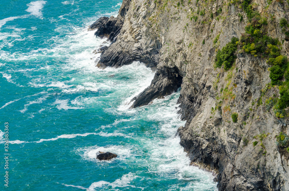 Obraz premium Majestic rocky and ocean view from famous trail between Monterosso and Vernazza, Italy.
