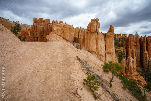 Fotografie hiking the peek-a-boo loop in bryce canyon in utah in the usa