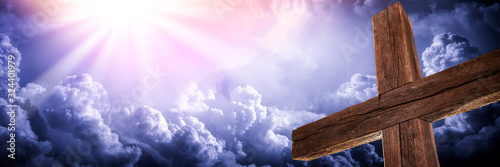 Картината върху платно The Old Rugged Cross With Clouds And Glorious Light From Heaven - Crucifixion/Re