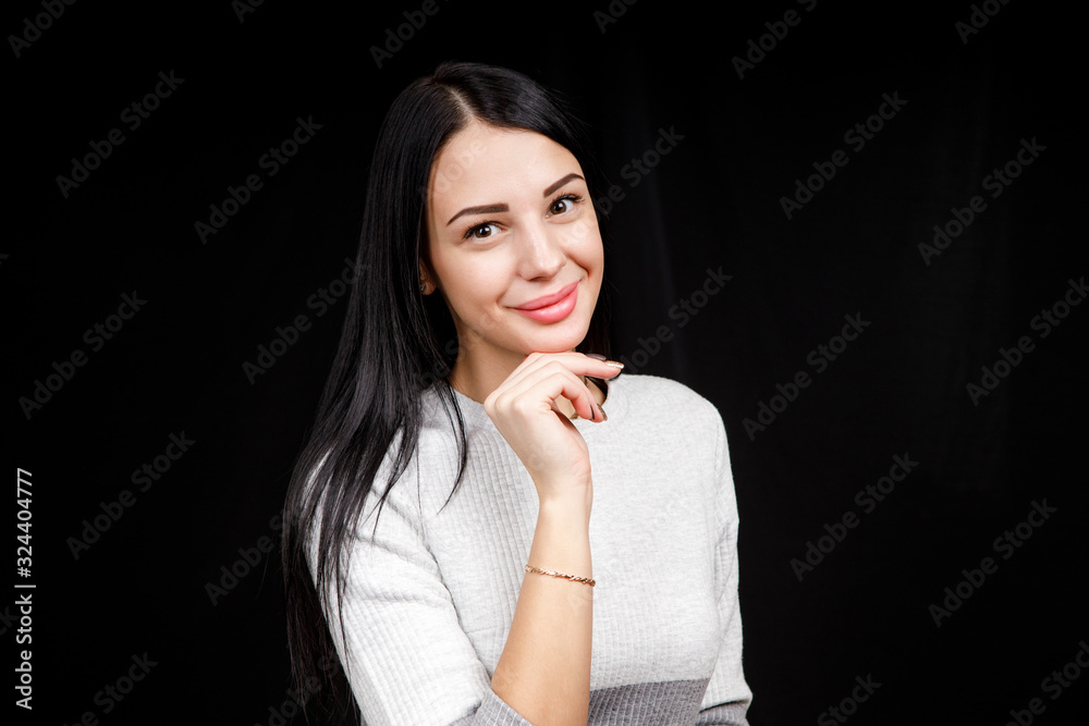Portrait of thoughtful woman keeps hand under chin, looks to the camera to remember something or listens something with interest, dressed casually, poses indoors. Youth concept
Portrait of thoughtful woman keeps hand under chin, looks to the camera to remember something or listens something with interest, dressed casually, poses indoors. Youth concept
