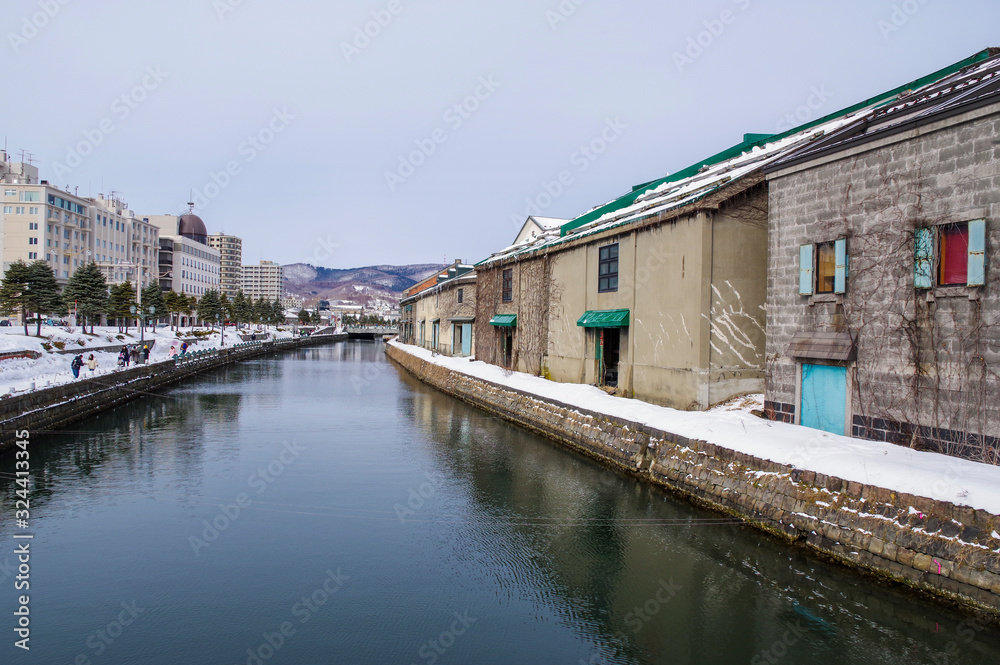 冬の小樽運河に並ぶ倉庫群